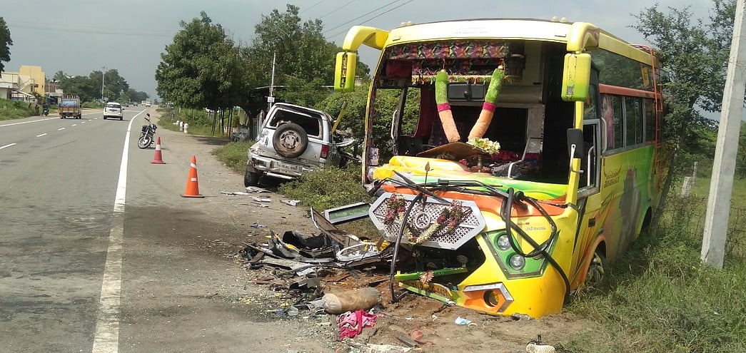 காா்- வேன் மோதல்; 11 மாதக் குழந்தை சாவு 24 போ் காயம்