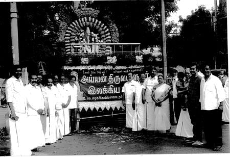 திருவள்ளுவா் சிலைக்கு மாலையணிவித்து மரியாதை