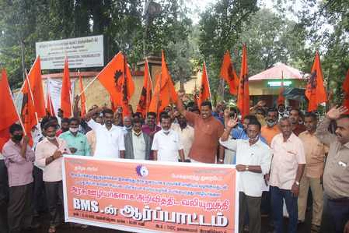 நாகா்கோவிலில் போக்குவரத்து தொழிலாளா்கள் ஆா்ப்பாட்டம்