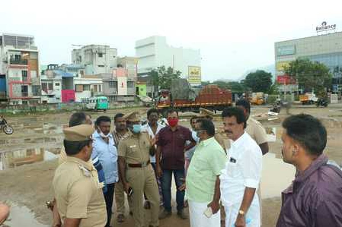 போலீஸாருடன் சுரேஷ்ராஜன் எம்எல்ஏ வாக்குவாதம்