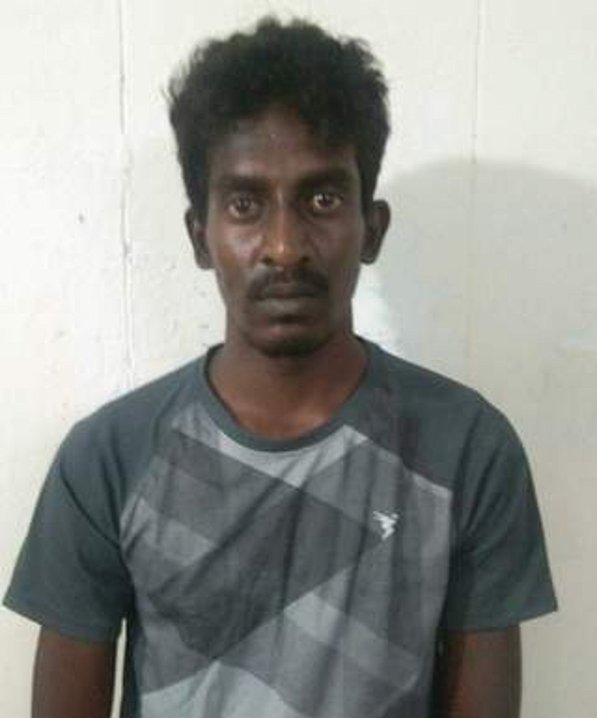 தொழிலதிபா் வீட்டில் நகை, காா் திருடிய வழக்கில் 3 போ் கைது