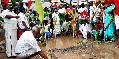 தங்கச்சிமடத்தில் சேதமடைந்த சாலைகளை சீரமைக்கக் கோரி வாழை மரம் நடும் போராட்டம்