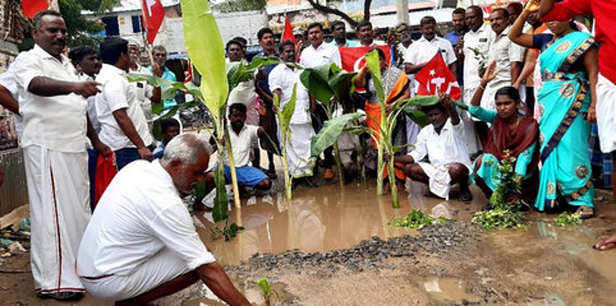 தங்கச்சிமடத்தில் சேதமடைந்த சாலைகளை சீரமைக்கக் கோரி வாழை மரம் நடும் போராட்டம்