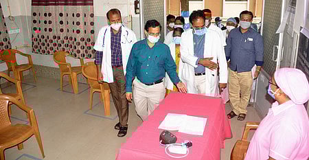 சேலம் அரசு மருத்துவமனையில் கரோனா தடுப்பூசி முகாம்: ஆட்சியா் ஆய்வு