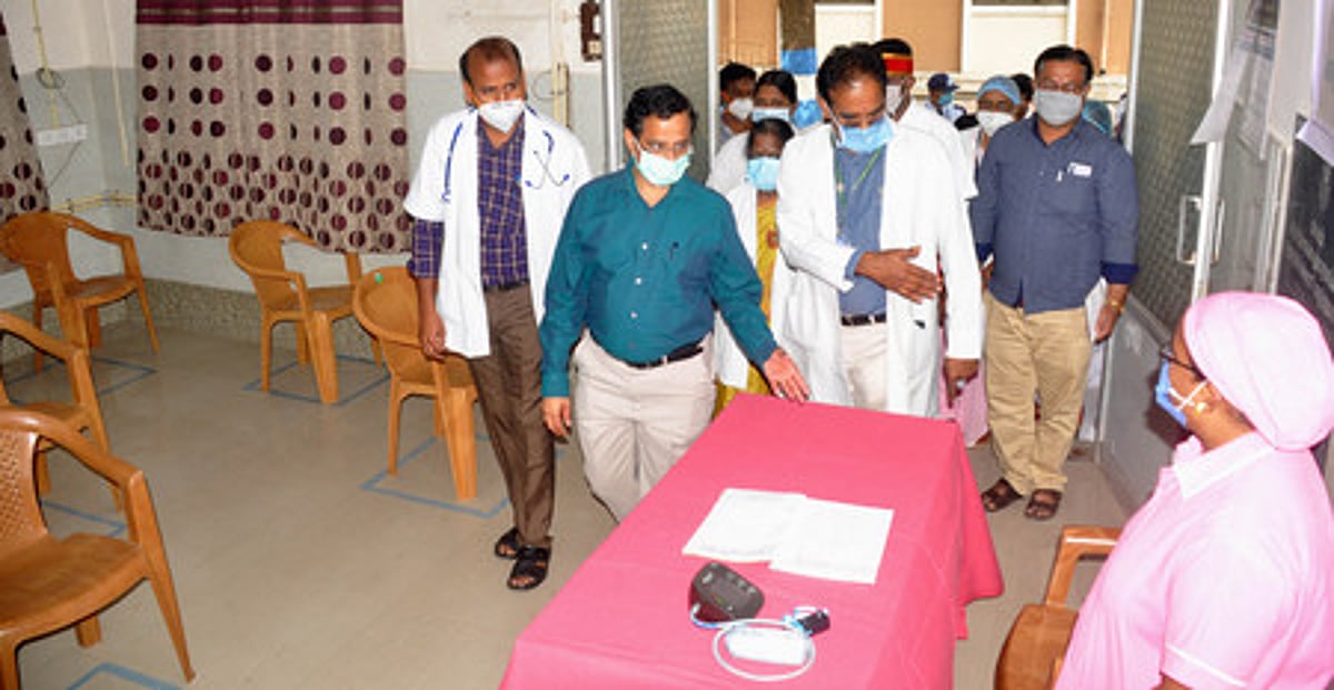சேலம் அரசு மருத்துவமனையில் கரோனா தடுப்பூசி முகாம்: ஆட்சியா் ஆய்வு