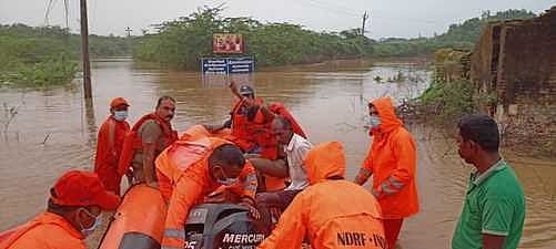 ஸ்ரீவைகுண்டம் பகுதியில் குடியிருப்புகளில் புகுந்த வெள்ளம்