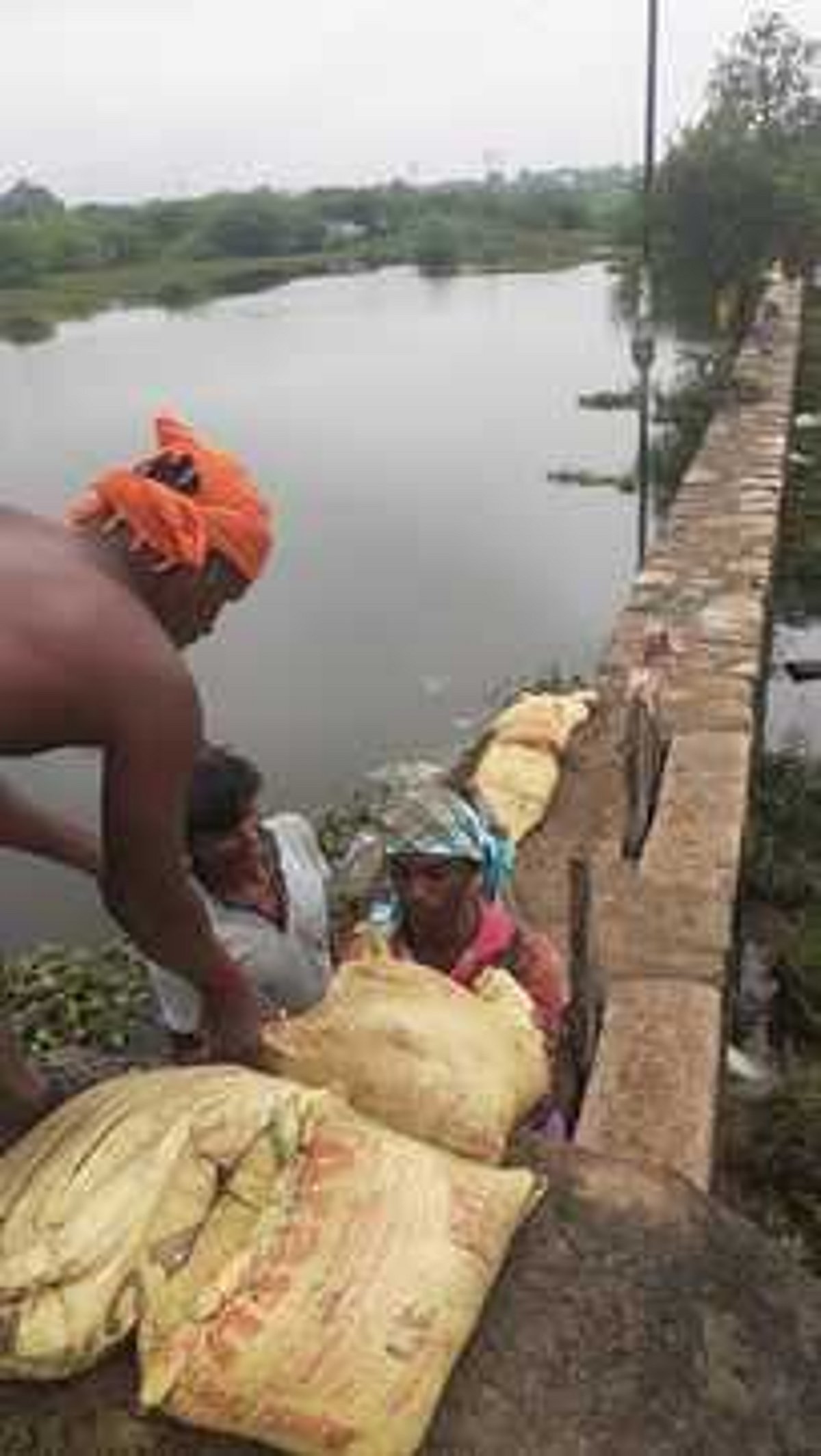 ஸ்ரீவிலி. கண்மாயிலிருந்து வெளியேறிய தண்ணீா் தடுத்து நிறுத்தம்