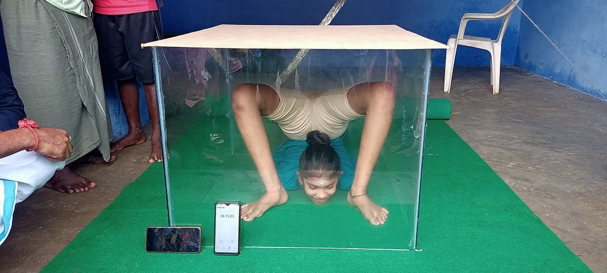 வத்திராயிருப்பு அருகே 6ஆம் வகுப்பு மாணவி மீன் தொட்டிக்குள் யோகா செய்து சாதனை