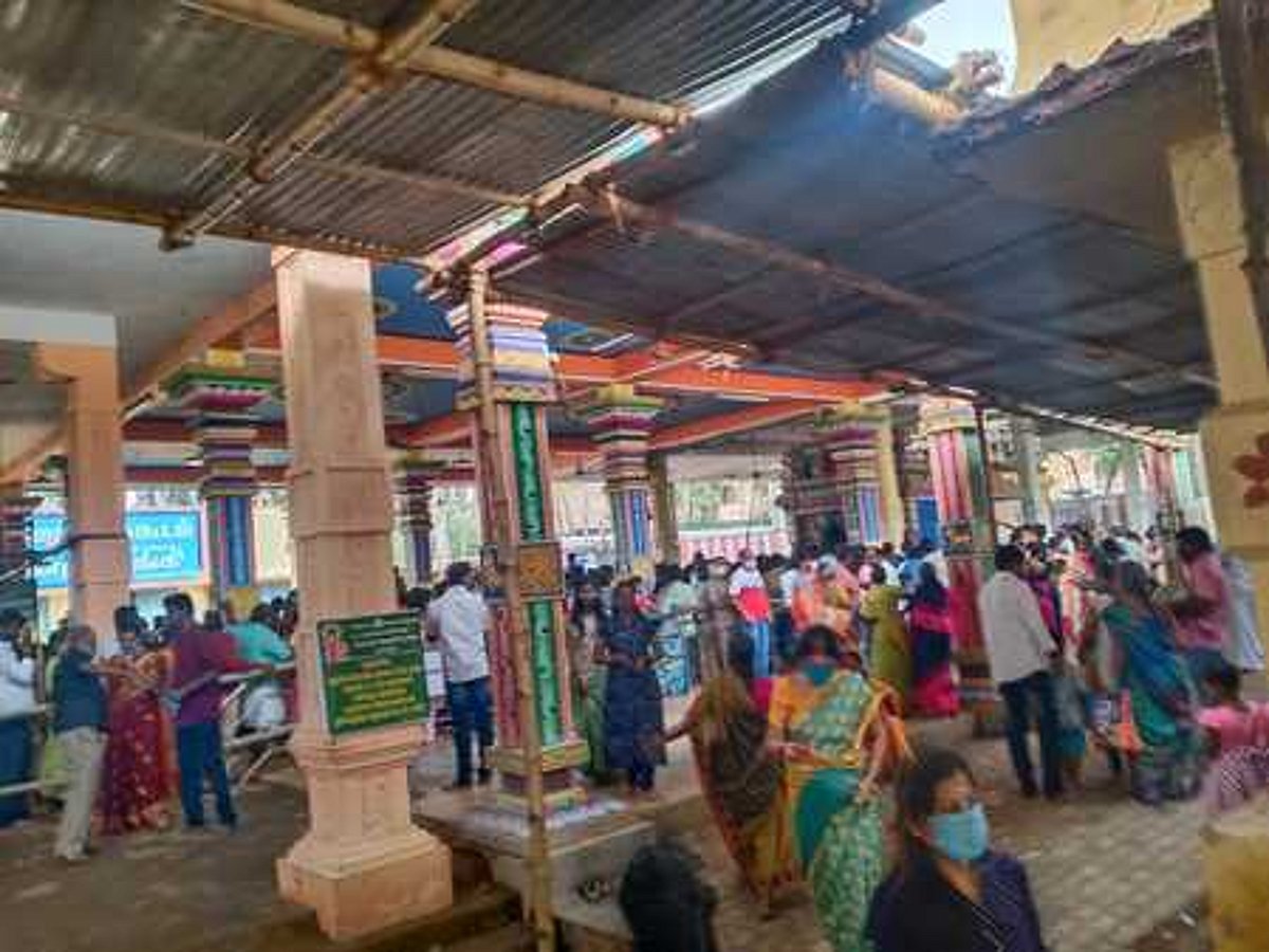 பொங்கல் தொடா் விடுமுறை: குச்சனூரில் சனீஸ்வரா் கோயிலில் பக்தா்கள் குவிந்தனா்