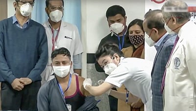 கரோனா தடுப்பூசி போட்டுக்கொண்டது மகிழ்ச்சி: முன்களப் பணியாளர்