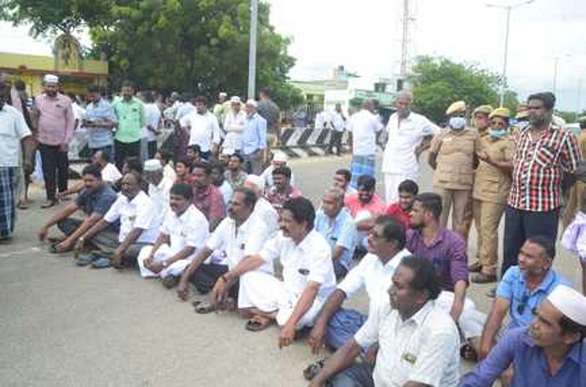 வெள்ளத்தில் தத்தளிக்கும் தூத்துக்குடி: 4 இடங்களில் சாலை மறியல்