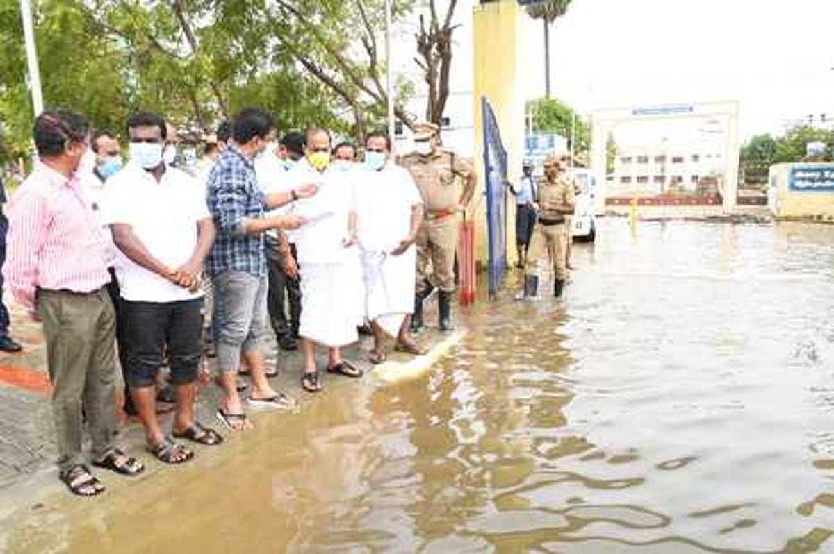 பயிா்கள் சேதமடைந்து பாதிக்கப்பட்ட விவசாயிகளுக்கு நிவாரணம்: கடம்பூா் ராஜு