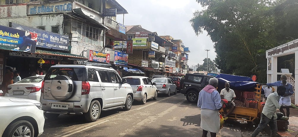 வால்பாறையில் சுற்றுலா வாகனங்களால் போக்குவரத்து நெரிசல்