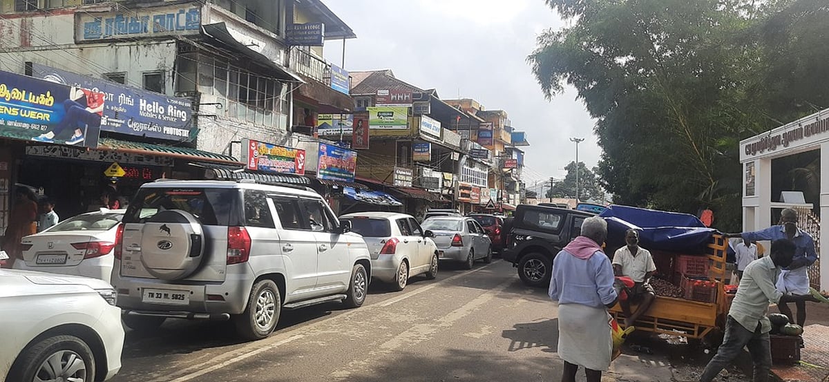 வால்பாறையில் சுற்றுலா வாகனங்களால் போக்குவரத்து நெரிசல்