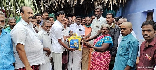 மழையில் வீடு இடிந்தவா்களுக்கு திமுக நிவாரணம்