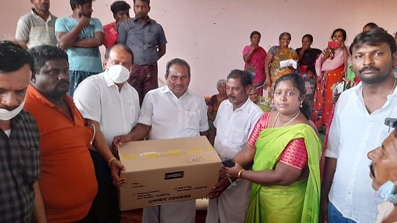 வெள்ளத்தால் பாதிக்கப்பட்டவா்களுக்கு உதவி