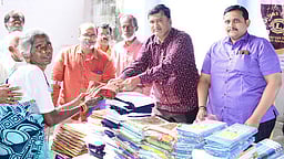 மாணவா்களுக்கு நல உதவிகள்