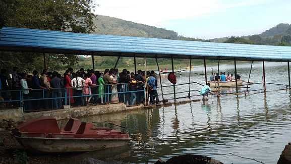 ஏலகிரி மலையில் குவிந்த சுற்றுலாப் பயணிகள்