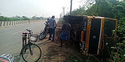 நிலக்கரி லாரி கவிழ்ந்து விபத்து