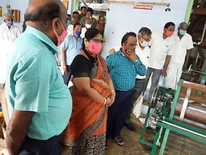 சென்னிமலை நெசவாளா் கூட்டுறவு சங்கத்தில் கோ-ஆப்டெக்ஸ் மேலாண்மை இயக்குநா் ஆய்வு