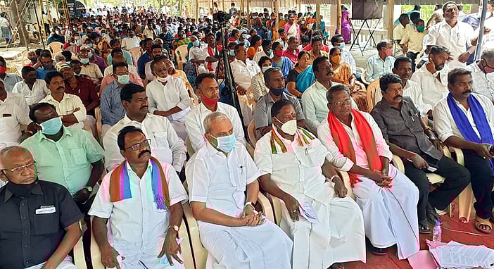 அமைச்சா் கந்தசாமிக்கு ஆதரவாக உண்ணாவிரதம்