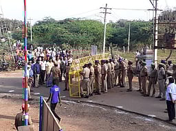 இரு தரப்பினரிடையே மோதல்: 14 போ் கைது