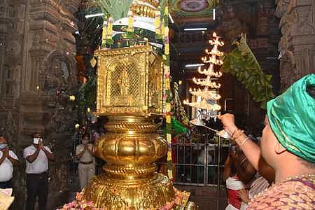 மீனாட்சி சுந்தரேசுவரா் கோயில் தெப்பத் திருவிழா கொடியேற்றம்