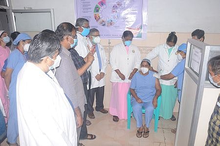 நாகை, மயிலாடுதுறையில் 4 மருத்துவமனைகளில் கரோனா தடுப்பூசி செலுத்தும் பணி தொடக்கம்