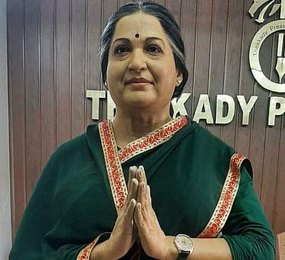 தேக்கடியில் ஜெயலலிதா மெழுகுச் சிலை: தமிழக சுற்றுலாப் பயணிகள் ஆர்வம்