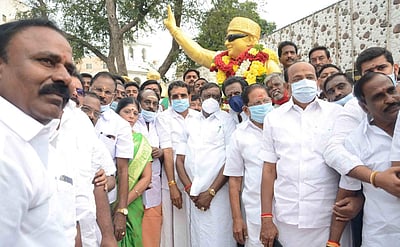 எம்.ஜி.ஆர். சிலைக்கு அதிமுகவினர் மாலை அணிவித்து மரியாதை