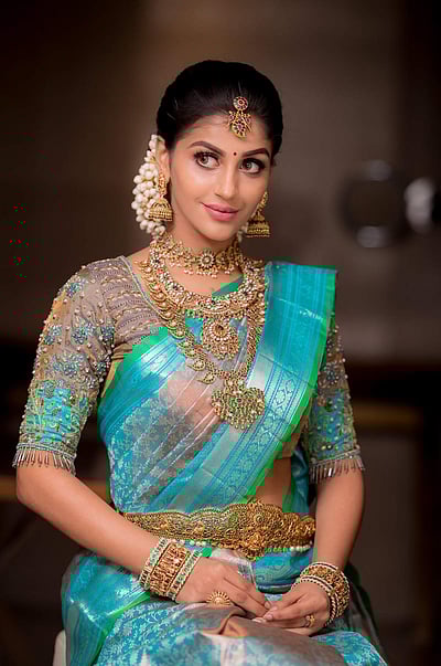 பட்டுப் புடவையில் அழகுப் பதுமை யாஷிகா ஆனந்த் - புகைப்படங்கள்