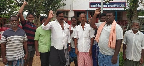 நெல் கொள்முதல் செய்யக் கோரி ஆா்ப்பாட்டம்