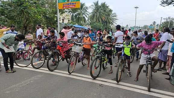 சட்டநாதபுரத்தில் சிறுவா் சைக்கிள் போட்டி
