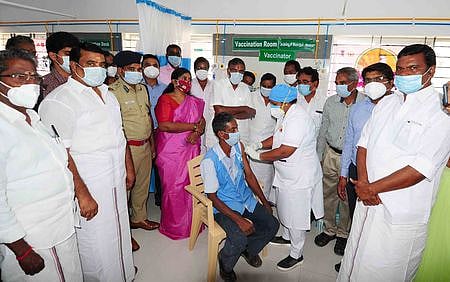 முன்களப் பணியாளா்களுக்கு கரோனா தடுப்பூசி