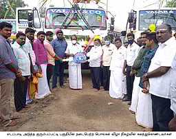 தொழிலாளா்களுடன் பொங்கல் விழாவை கொண்டாடிய திமுகவினா்