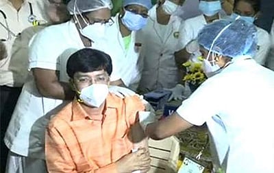 தடுப்பூசி போட்டுக்கொண்டார் சுகாதாரத்துறை செயலர் ராதாகிருஷ்ணன்