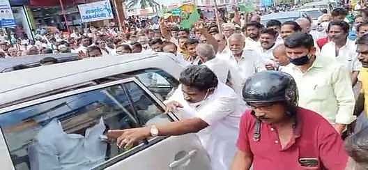 ஆண்டிபட்டியில் அமமுக மாவட்டச் செயலா் காரை மறித்து அதிமுகவினா் வாக்குவாதம்