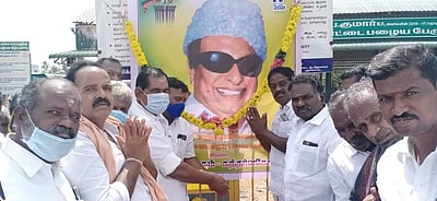 கந்தர்வகோட்டையில் எம்.ஜி.ஆர். பிறந்த நாள் விழா