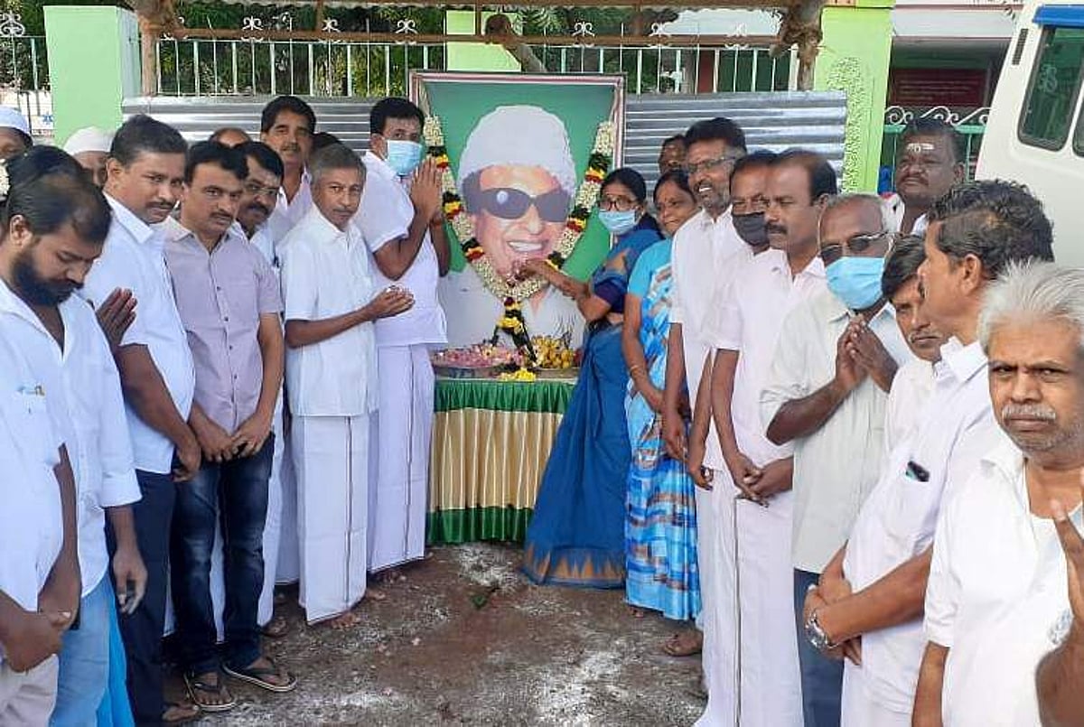 காங்கயம் பேருந்து நிலையம் அருகே எம்ஜிஆர் பிறந்த நாள் விழா