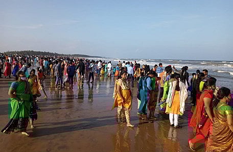 காணும் பொங்கல்: கடற்கரையில் மக்கள் உற்சாகம்