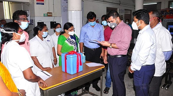 காரைக்காலில் கரோனா தடுப்பூசி செலுத்தும் பணி: ஆட்சியா் ஆய்வு