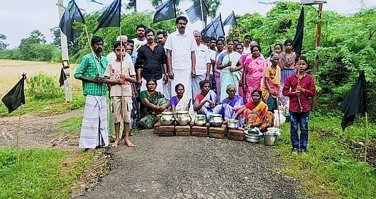 மழை பாதிப்பு: கருப்புக் கொடி ஏந்தி பொங்கல் வைத்த கிராமத்தினா்