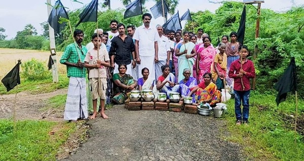 மழை பாதிப்பு: கருப்புக் கொடி ஏந்தி பொங்கல் வைத்த கிராமத்தினா்