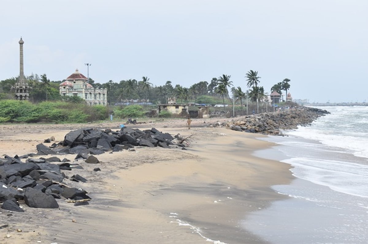 வெறிச்சோடிய பூம்புகாா் கடற்கரை