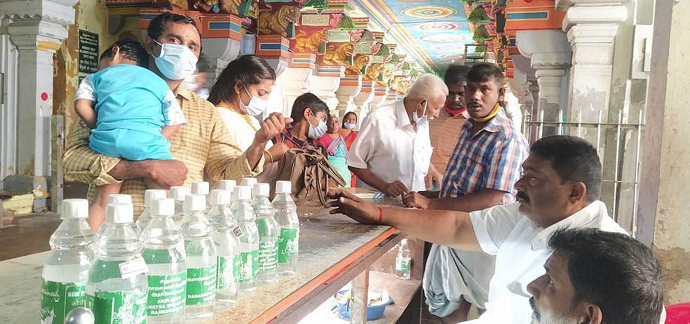 ராமேசுவரம் ராமநாதசுவாமி கோயிலில் தீா்த்தப் பாட்டில்கள் விற்பனை அதிகரிப்பு