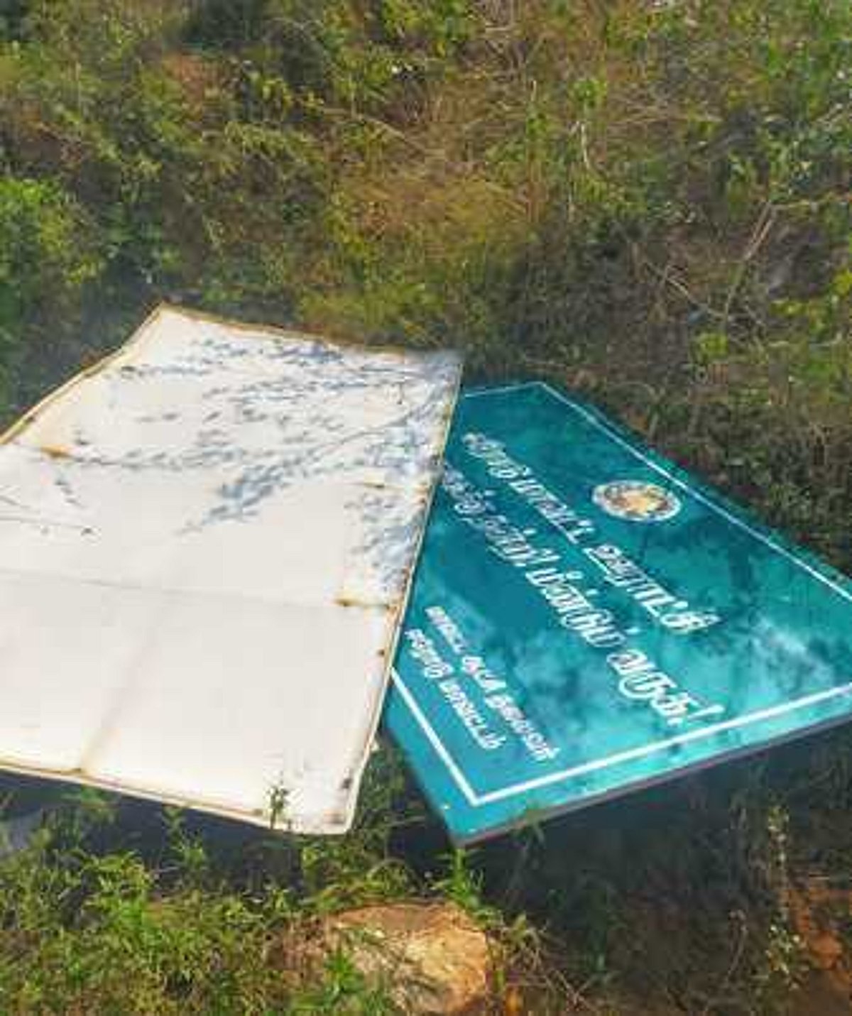 தமிழக எல்லையில் பெயா்ப் பலகை மீண்டும் சேதம்: இரு மாநில போலீஸாா் விசாரணை