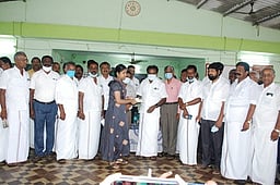 பிளஸ் 2 தோ்வு: அதிக மதிப்பெண்கள் பெற்றமாணவா், மாணவிகளுக்கு பரிசு