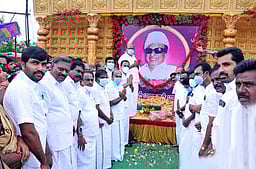 அதிமுக சாா்பில் எம்.ஜி.ஆா். 104 ஆவது பிறந்த நாள் விழா