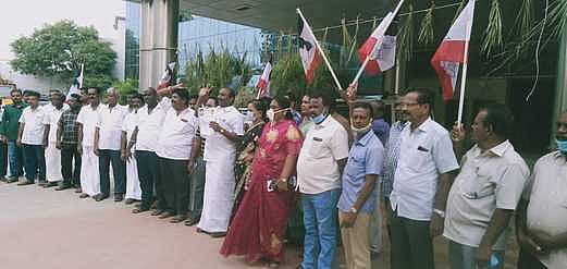 தூத்துக்குடியில் மழைநீரை அகற்றக் கோரி 2 ஆவது நாளாக போராட்டம்