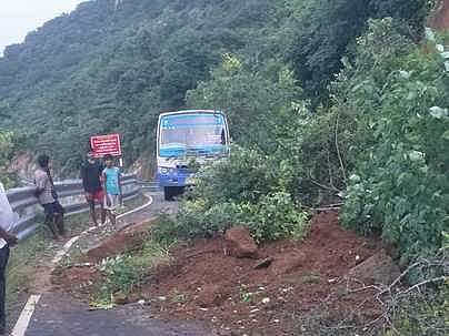 ஹைவேவிஸ்-மேகமலையில் திடீா் நிலச்சரிவு: அரசுப் பேருந்து தப்பியது